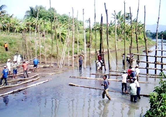 Irigasi Kering, Warga Terpaksa Bendung Sungai untuk Mengairi Sawah