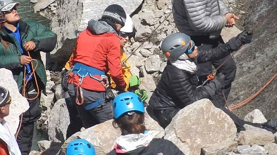 Para pendaki gunung perempuan Afghanistan sedang berlatih. (Foto: Ghayor Waziri)
