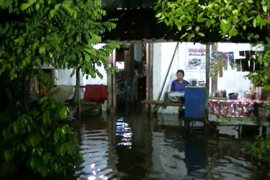 Banjir Rendam Ratusan Rumah di Jatim