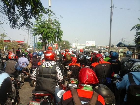 Demo buruh menuju ke Bundaran HI (Foto: Bambang Hari)