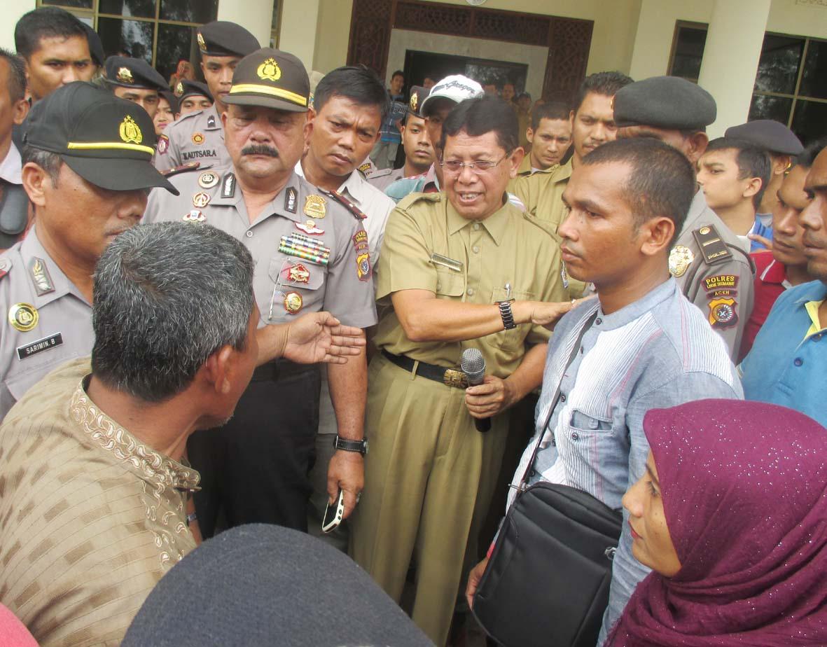Asisten I Sekdakab Aceh Utara, Anwar Adlin, sedang terlibat dialog dengan pendemo asal Desa Krueng S
