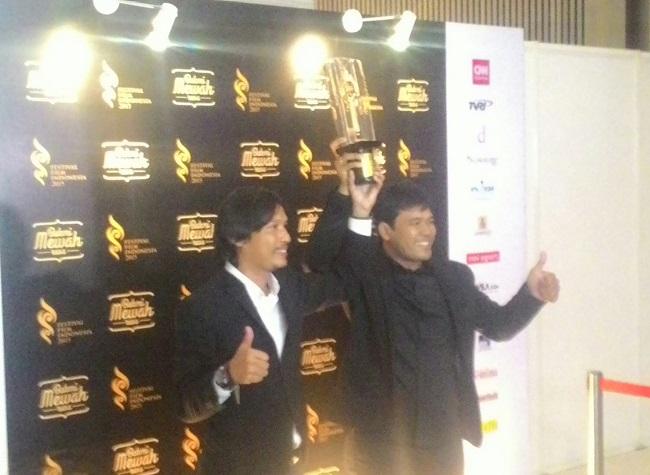 Eddie Cahyono (sutradara) dan Ifa Isfansyah (produser) film Siti, peraih gelar Film Terbaik FFI 2015