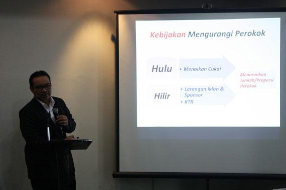 Bupati Kulon Progo, Hasto Wardoyo saat mempresentasikan Perda larangan iklan rokok. Foto: KBR/Wydia 