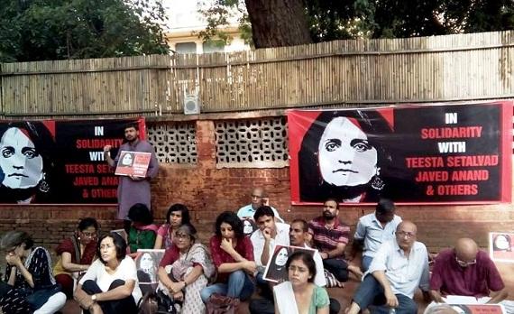 Activists expressing solidarity with Setalvad in New Delhi. (Photo: Bismillah Geelani)