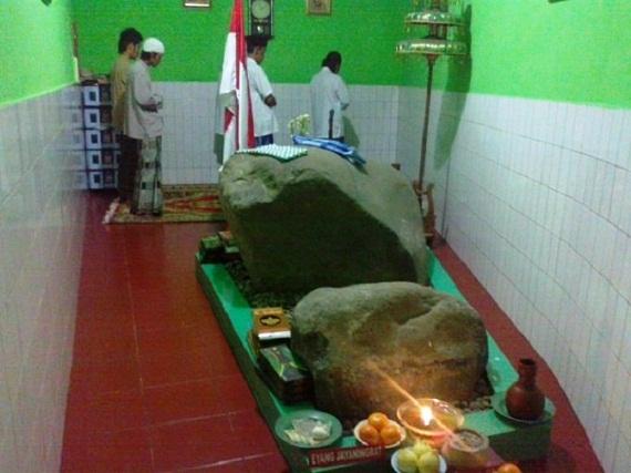 Muslims are praying inside the Pan Kho Buddhist Temple in Bogor. (Photo: Nur Azizah KBR)