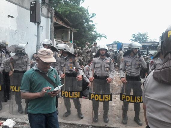 Polisi berjaga dalam penggusuran Kampung Pulo 