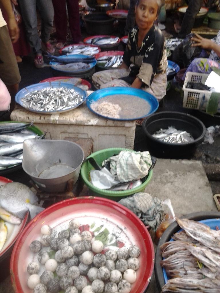 Pedagang ikan di pasar Kebon Roek Ampenan Kota Mataram yang memperjualbelikan telur penyu. Foto: KBR