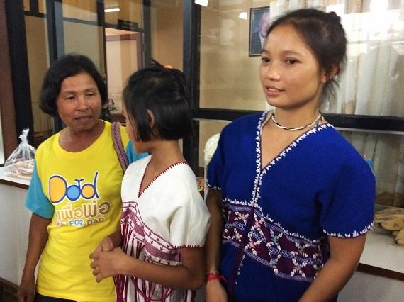 Dari kiri: Supap, O dan Munor. Mereka adalah keluarga korban penghilangan paksa di Thailand. (Foto: 