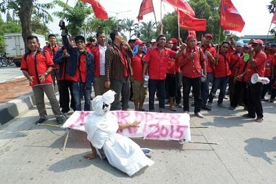 Bawa Keranda dan Pocong, Buruh Pulogadung Demo Tolak PP Pengupahan