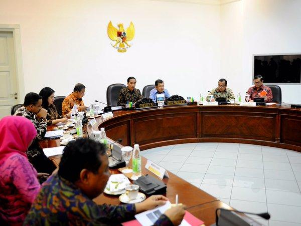 Dana Bansos 100 Triliun, Jokowi Minta Pencairan Transparan dan Akuntabel