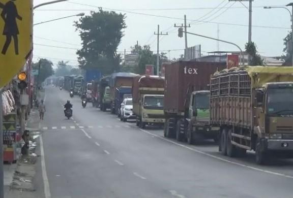 Libur panjang menyebabkan kemacetan jalur nasional Jombang-Madiun di simpang tiga Mengkreng Jombang-