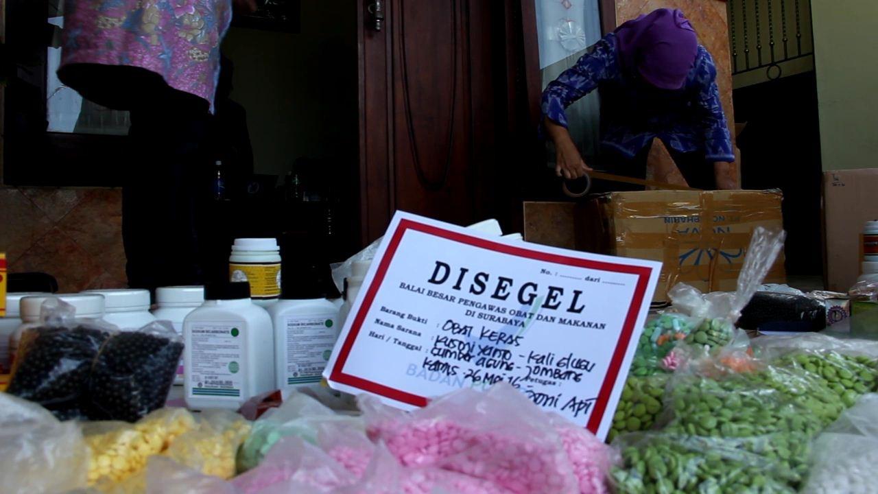 Produksi Puluhan Ribu Obat Ilegal, BBPOM Gerebek   Rumah Mewah di Jombang